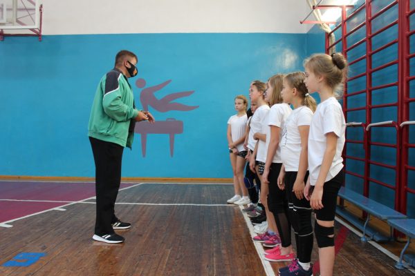 В новом учебном году в Суземской СОШ N2 имени В.И. Денисова усиленно тренируются участницы трех волейбольных групп