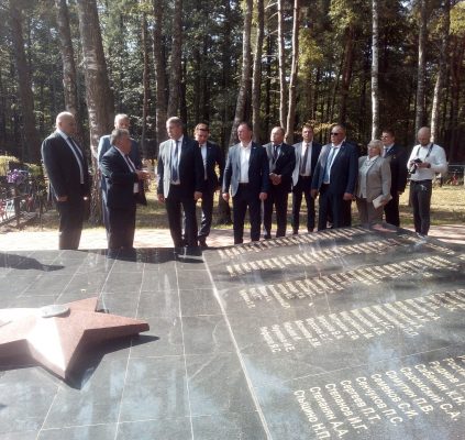 Глава области Александр Богомаз почтил память советских воинов на центральном кладбище Унечи