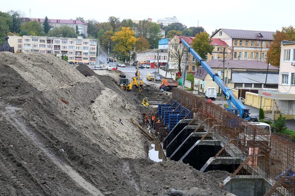 В Брянске продолжается строительства моста на набережной