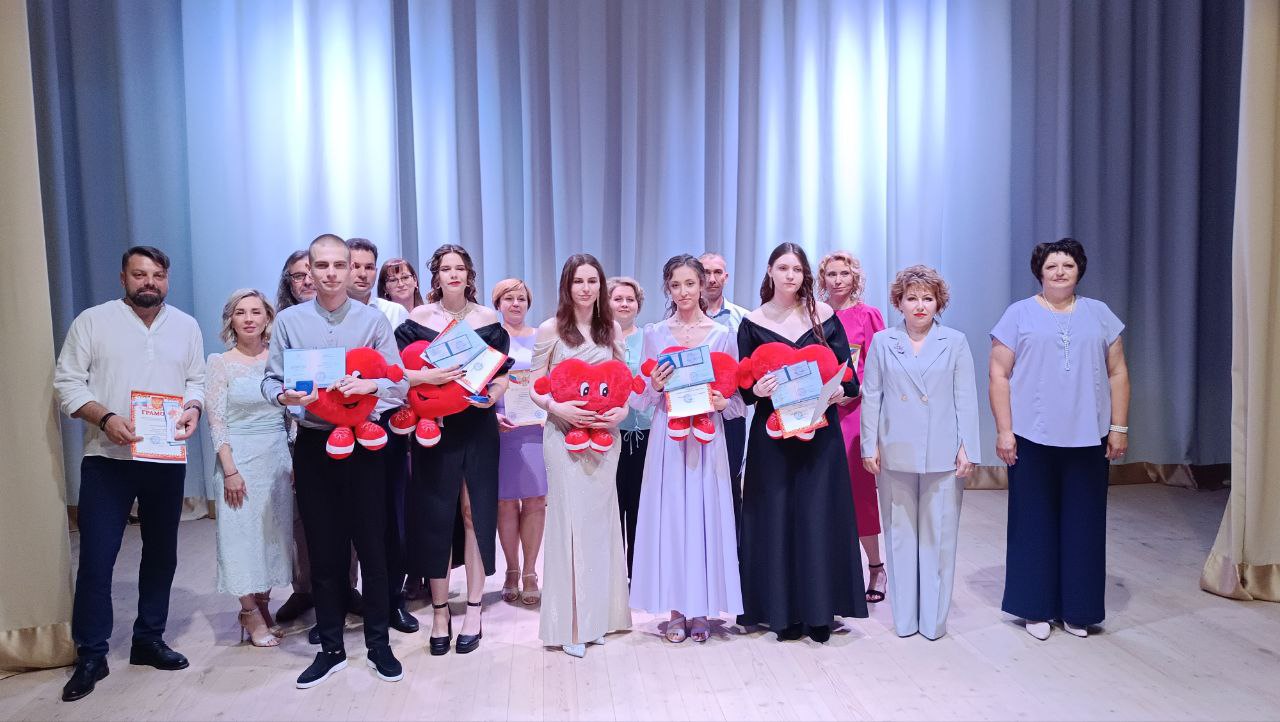 Выпускники Суземской школы N2 имени В.И. Денисова получили аттестаты. Фоторепортаж