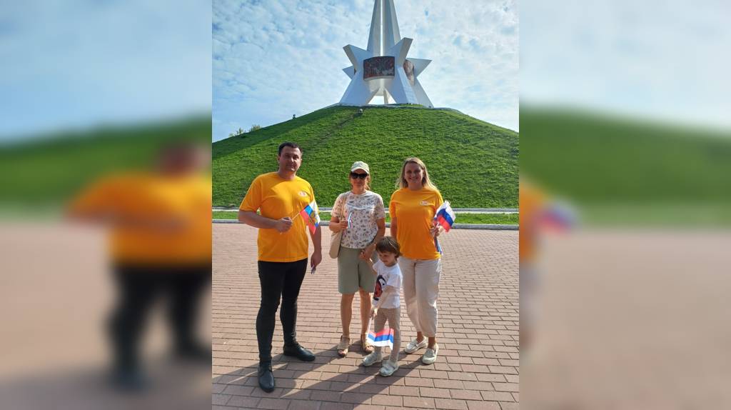 В Брянске на Кургане Бессмертия прошла акция в честь Дня Государственного флага РФ