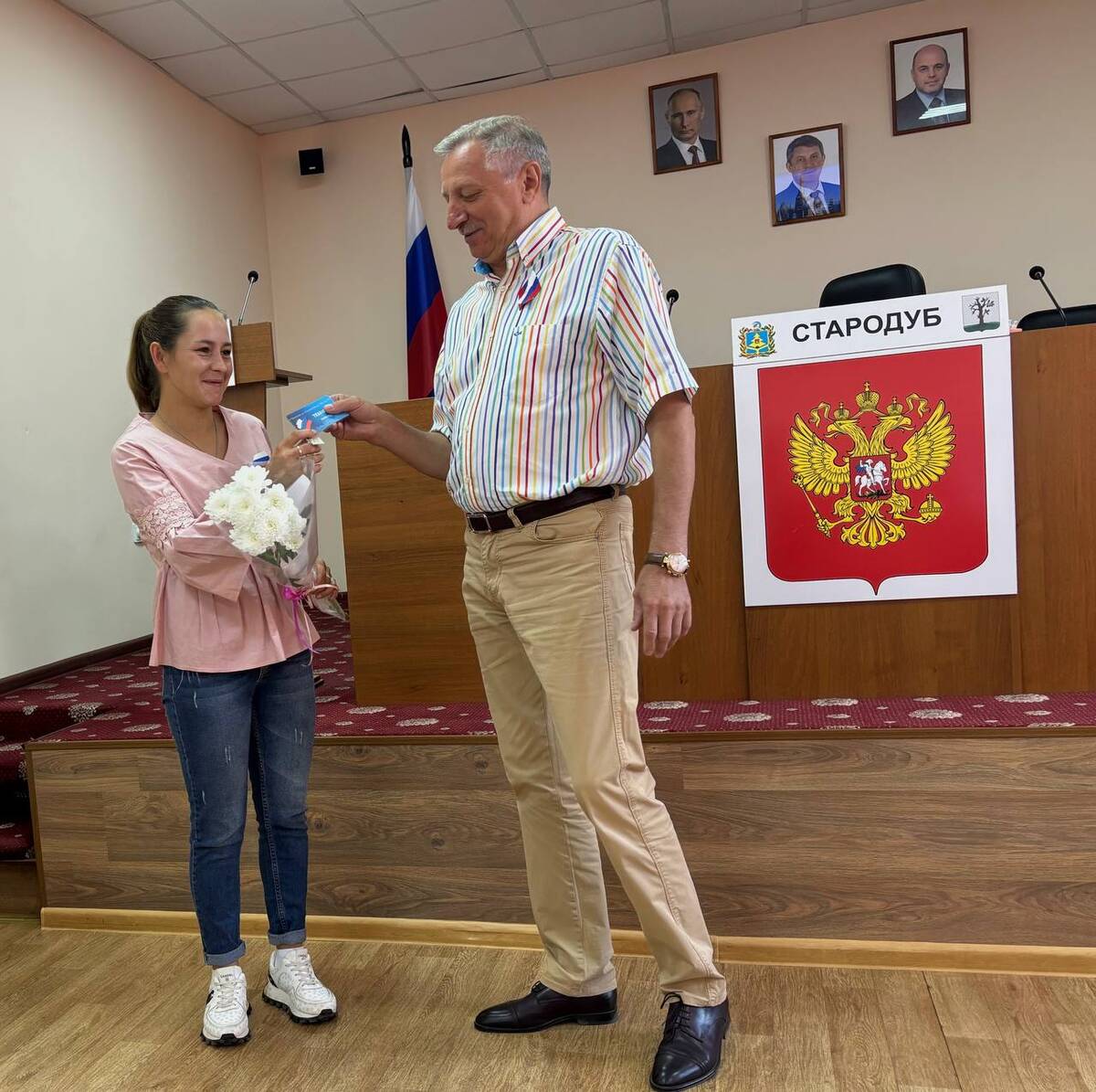 В Стародубе ключи от новых квартир вручили еще троим детям-сиротам