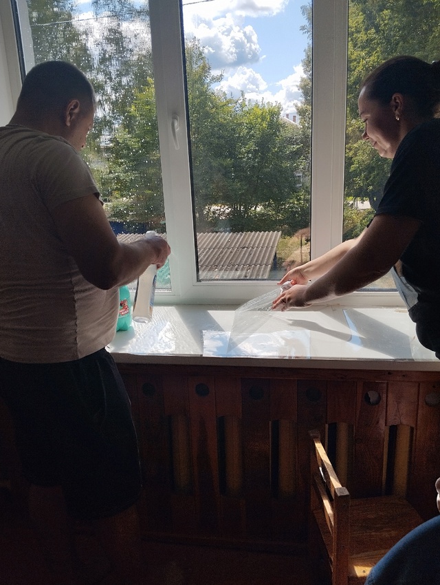 В детском саду «Журавушка» окна оклеивают бронированной пленкой