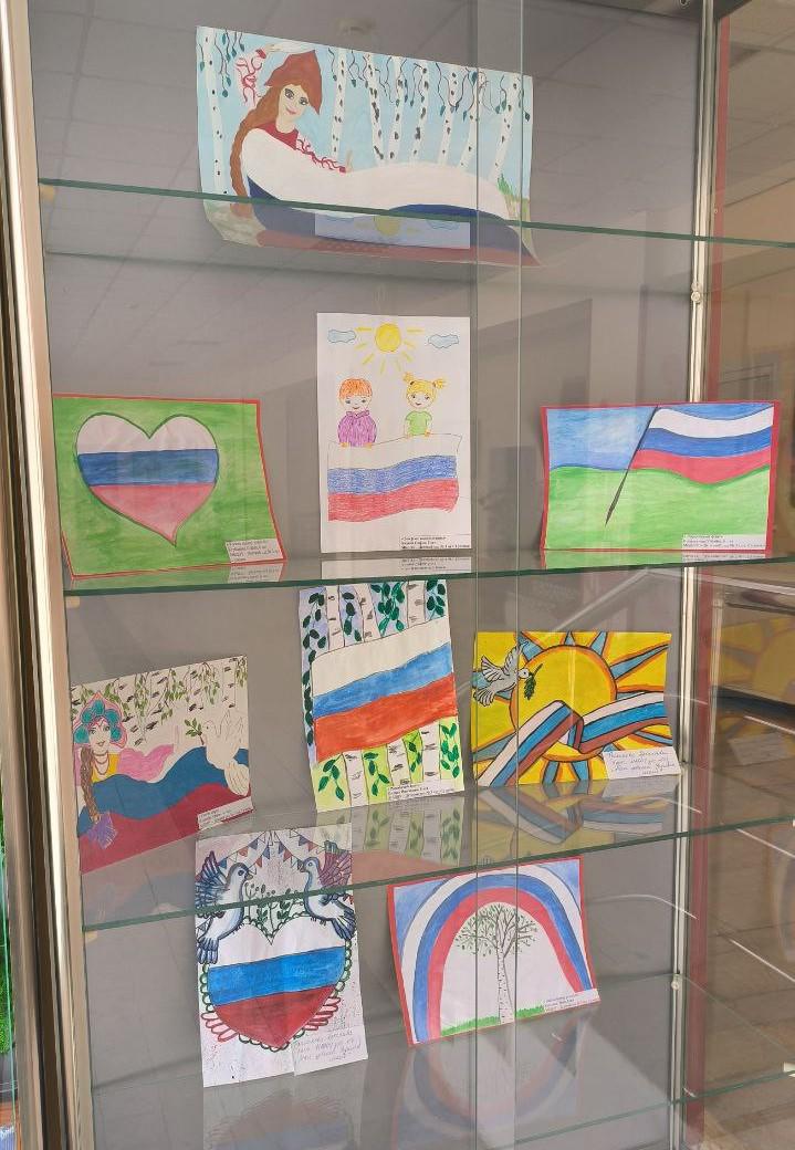 В Суземском РДК проходит выставка детских рисунков, посвященная Дню флага