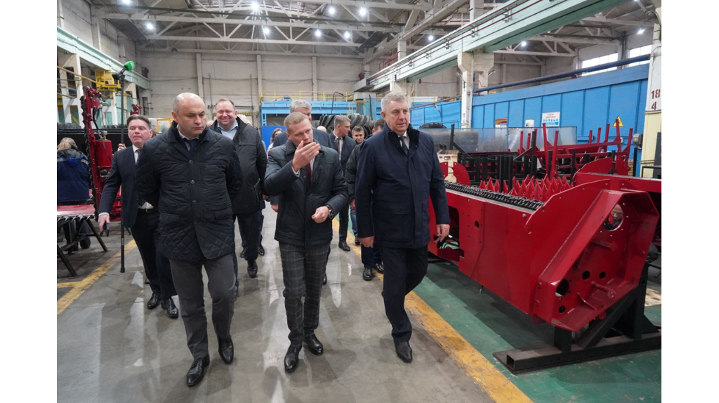 Завод «Брянсксельмаш» впечатлил белорусского посла Александра Рогожника