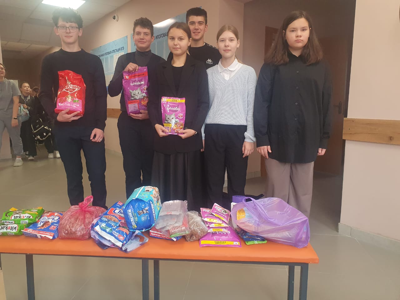 Учащиеся Суземской школы N2 собрали корма для бездомных животных