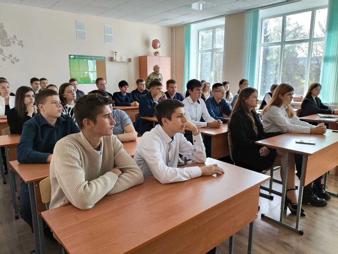 Суземские школьники встретились с ветераном-пограничником Александром Колибердиным