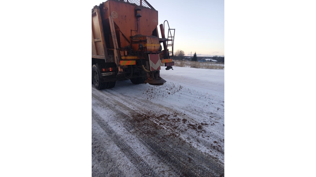 В Брянской области продолжается очистка дорог от снега