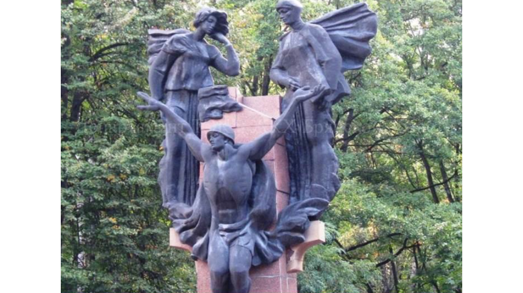 В Брянске завершили благоустройство воинского мемориала на улице Почтовой