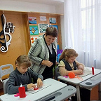 В Суземском Доме культуры детей учат создавать уникальные картины из нитей