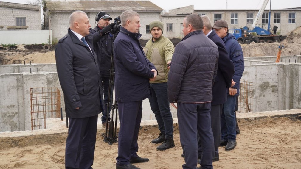 Александр Богомаз побывал на строительных площадках спортивных и социальных объектов