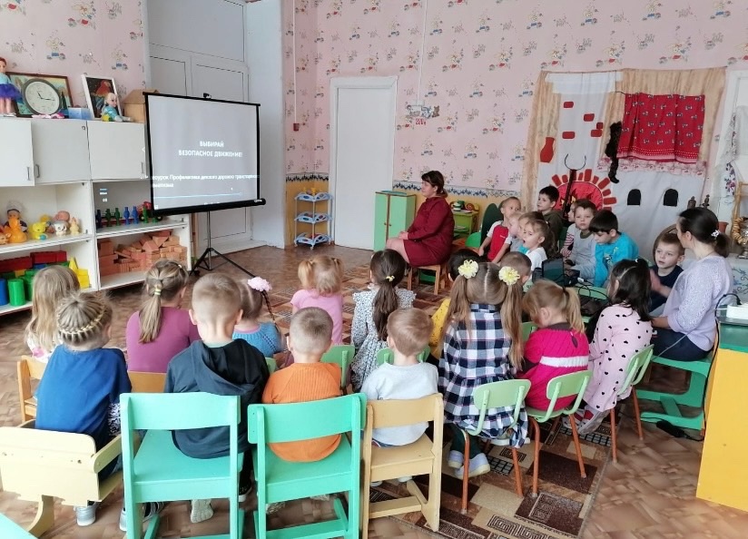 Воспитанники «Солнышка» учатся правилам дорожного движения