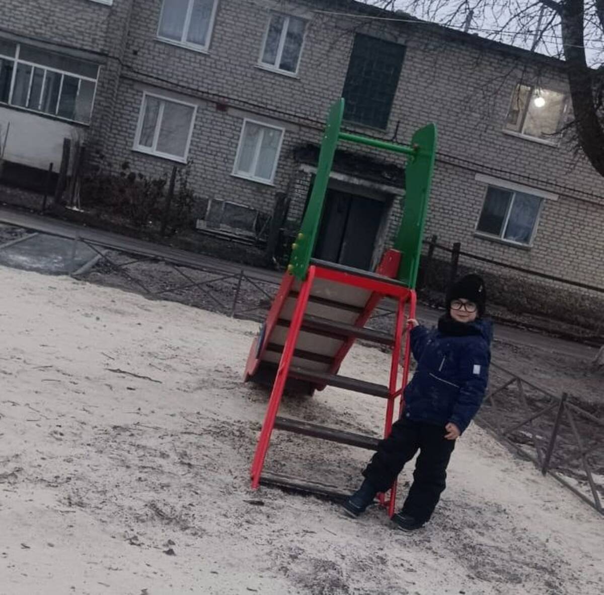 В брянском поселке Комаричи благоустроили дворовые территории