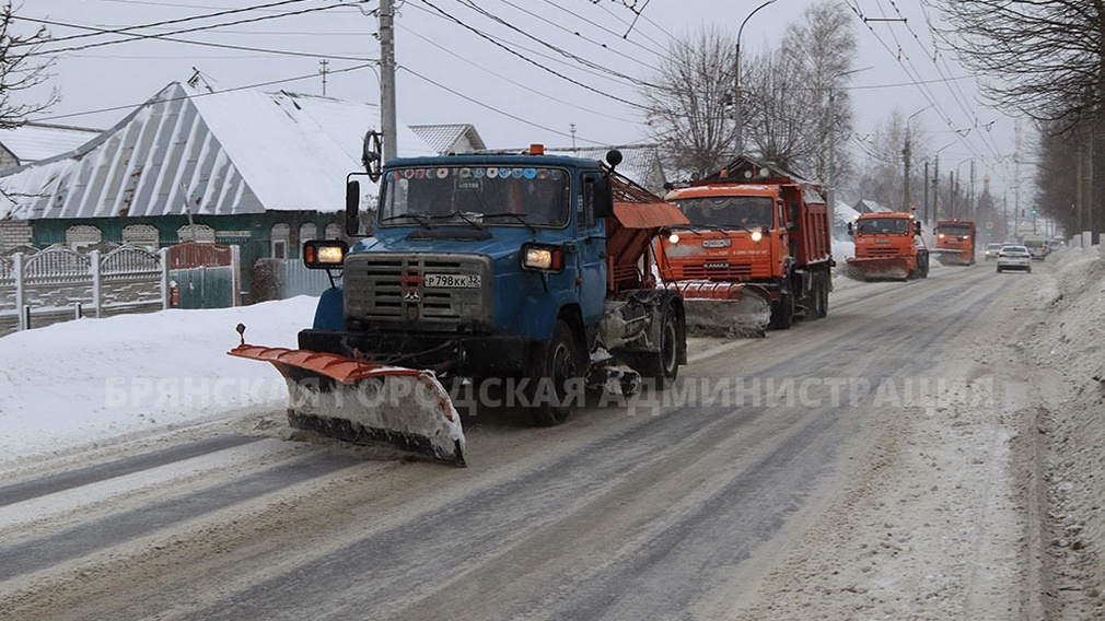 В Брянске более 40 единиц техники используют для расчистки дорог