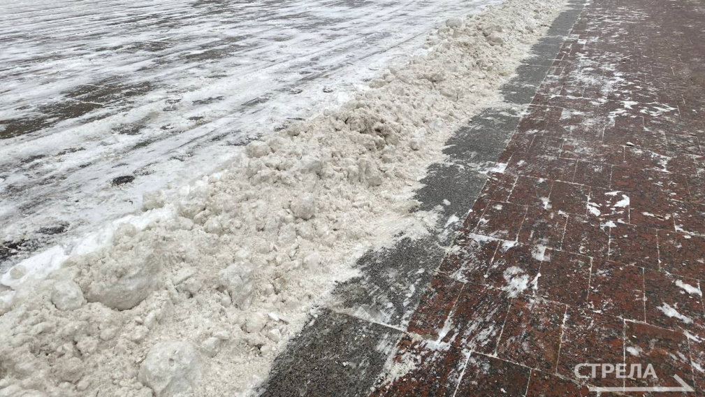 В Брянске продолжается борьба с мощным снегопадом