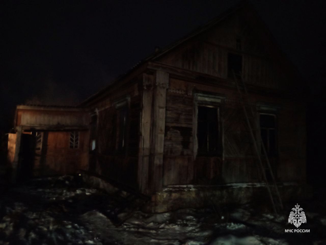 Суземские пожарные спасли человека из горящего дома в Невдольске