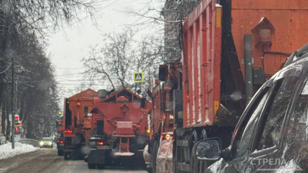 В Брянске продолжается уборка и обработка дорог после снегопада