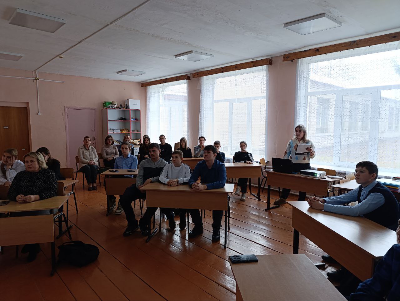 Руководитель волонтерского движения «Мы вместе с Вами» встретилась с алешковичскими школьниками