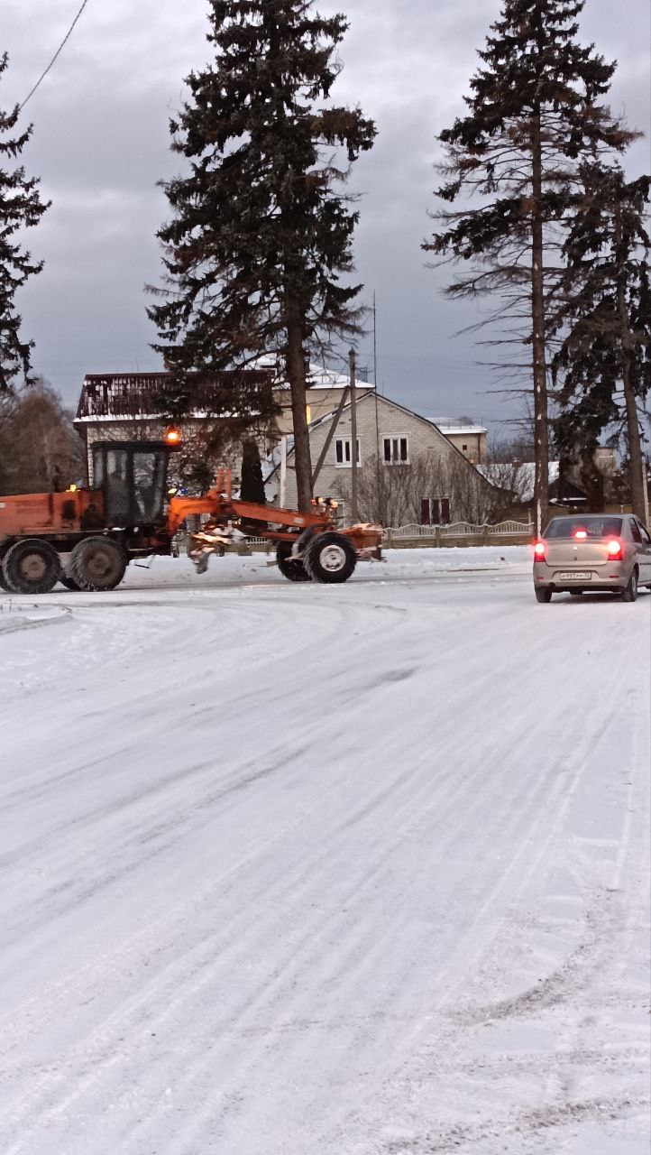В Суземском районе дорожные службы борются со снегом и гололедом