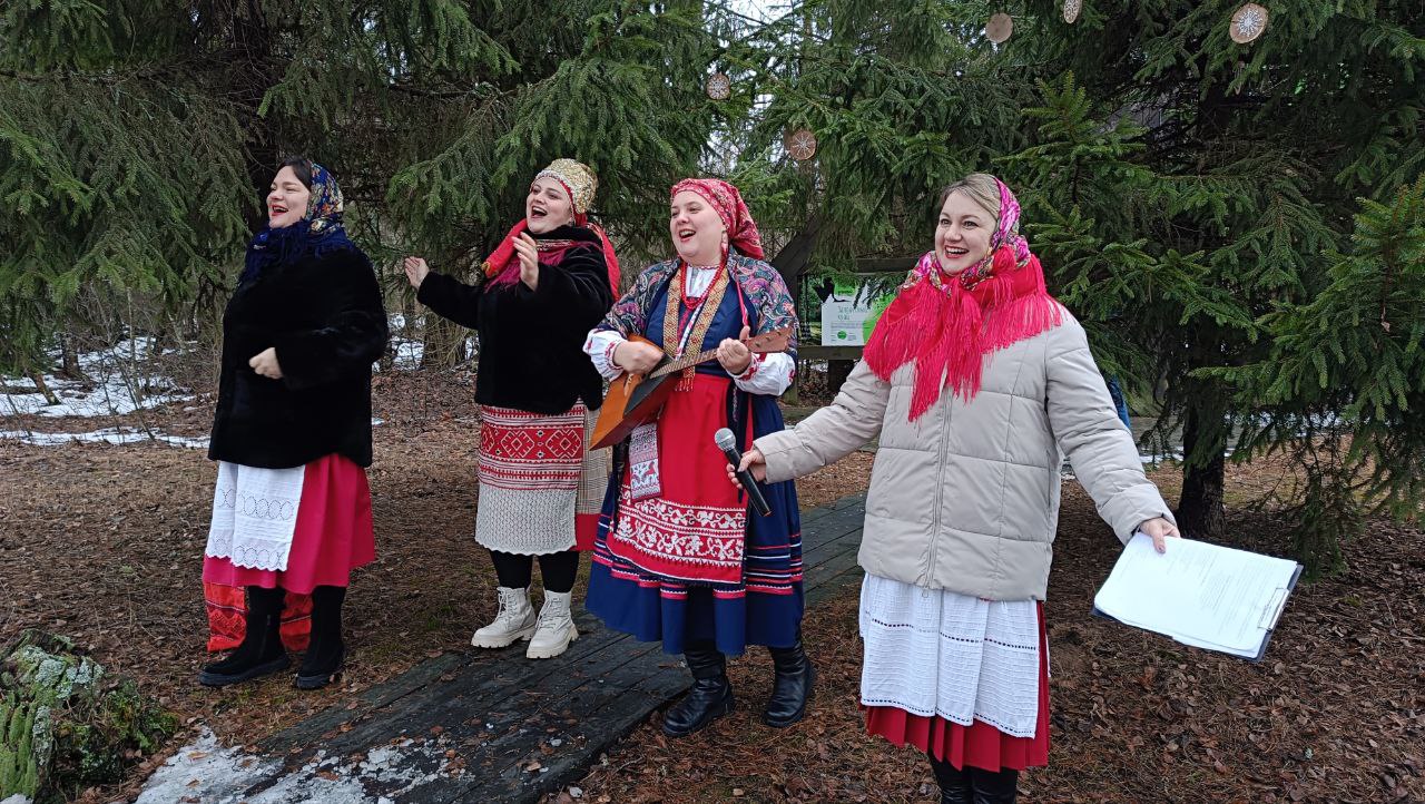 В заповедник народный ансамбль «Макоша» и жители района нарядили елку необычными игрушками
