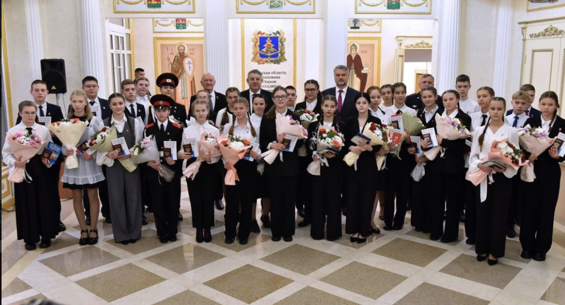 Суземская школьница получила паспорт в присутствии Губернатора Брянской области