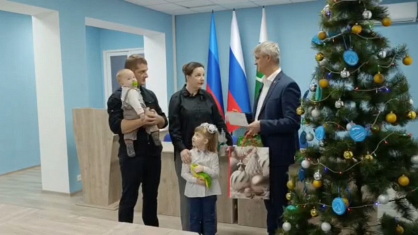 Александр Богомаз исполнил новогодние мечты Маши и Тимура из луганской Брянки