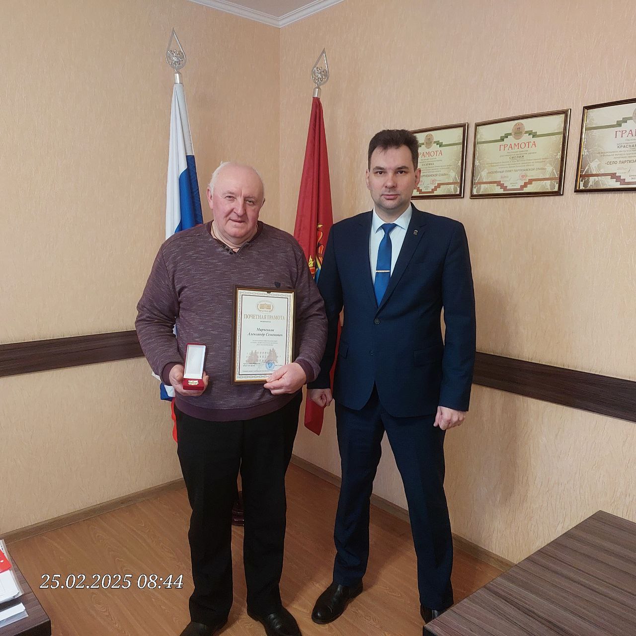 Глава администрации вручил грамоту облдумы жителю Новой Погощи