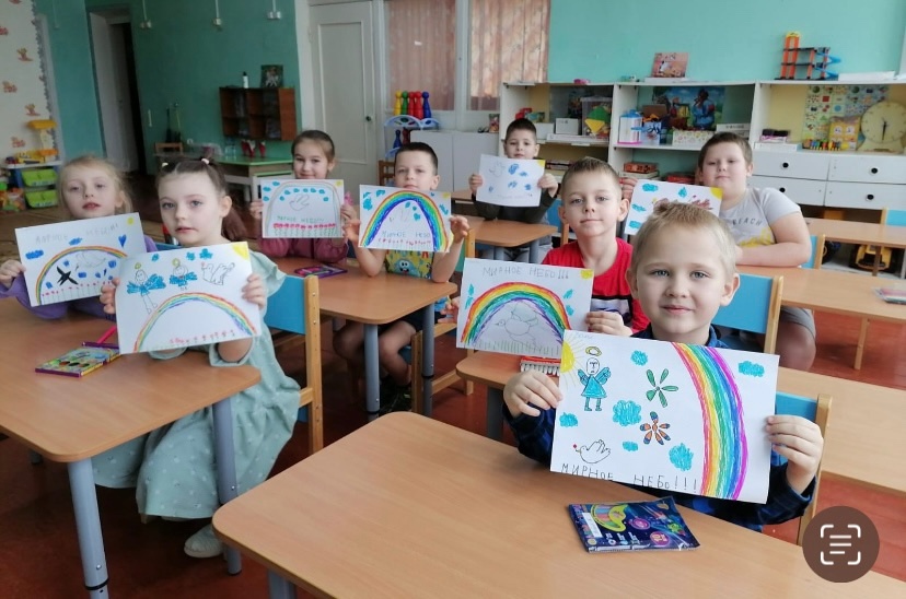 В детском саду «Солнышко» прошла выставка рисунков «Под мирным небом»