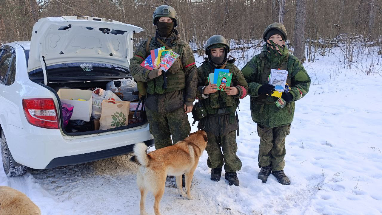 Суземские волонтеры поздравили военнослужащих с праздником – День защитника Отечества