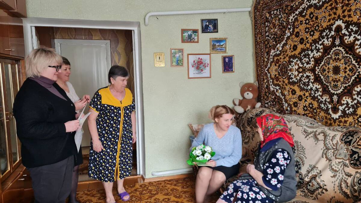 В Суземке с 95-летием поздравили труженицу тыла
