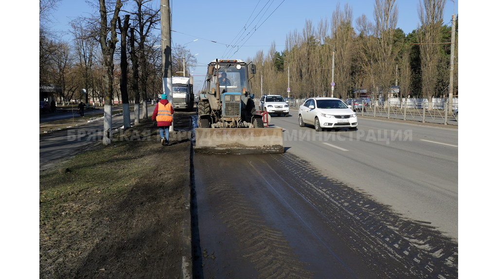 Коммунальные службы Брянска проводят масштабную уборку городских улиц