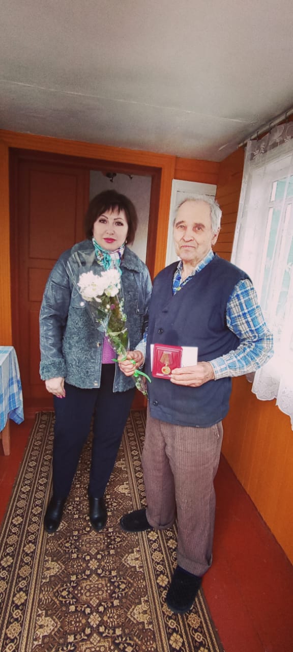 Начальник отдела образования вручила юбилейные медали