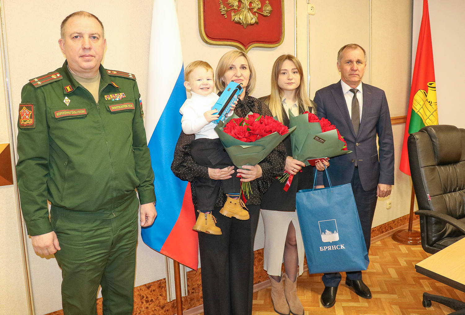 В Брянске вручили орден Мужества семье ефрейтора Сергея Скиданова
