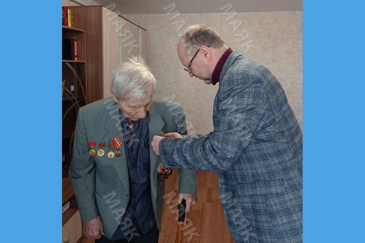 В Новозыбкове ветеранам вручают юбилейные медали к 80-летию Победы 