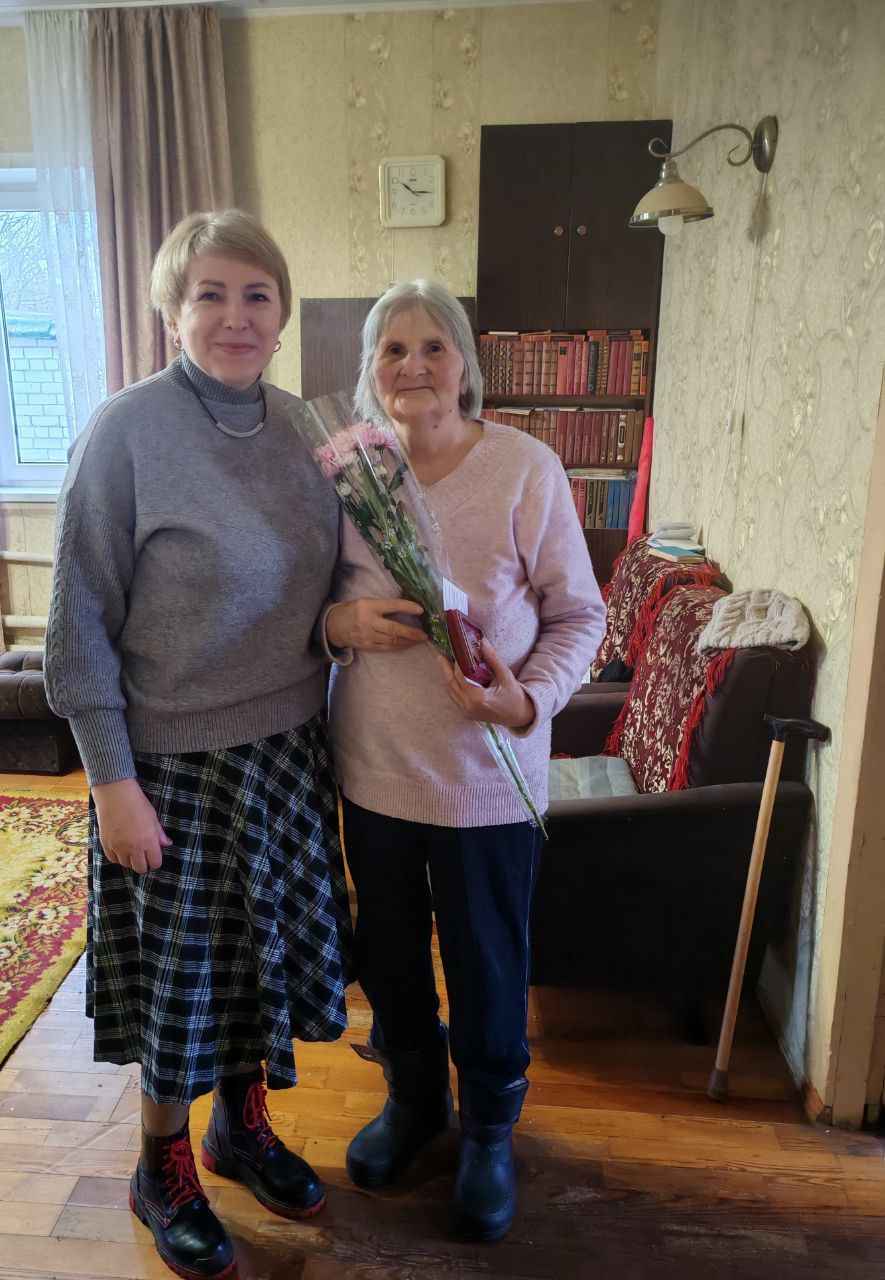 Заместитель главы Ирина Скопцова вручила медали узникам