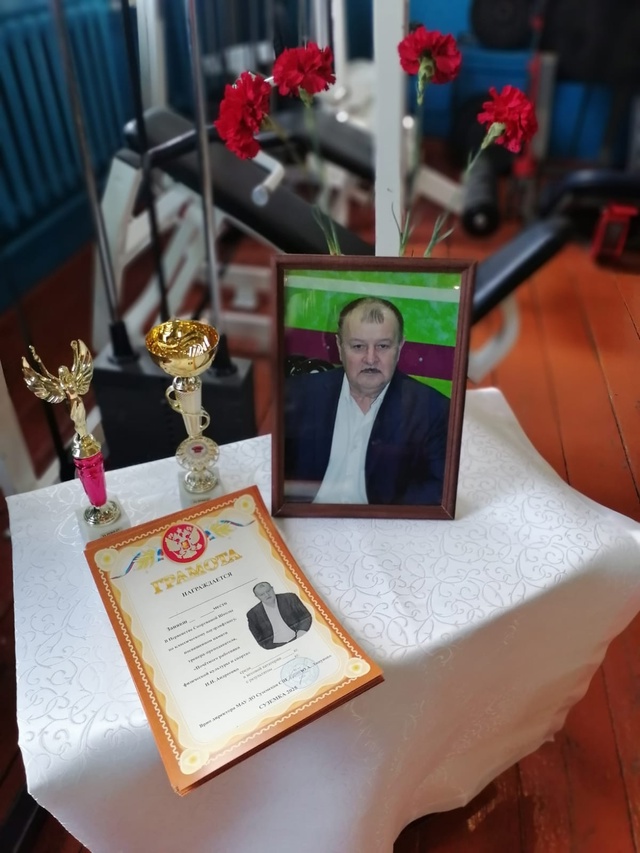 В спортивной школе прошло Первенство по пауэрлифтингу памяти Николая Андреенко