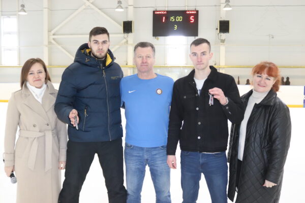 Трубчевским тренерам-преподавателям по хоккею вручили ключи от квартир