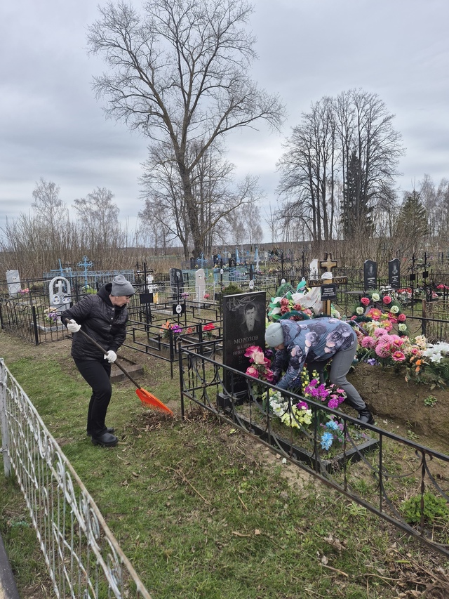 Соцработники Суземского района благоустроили захоронения к Пасхе