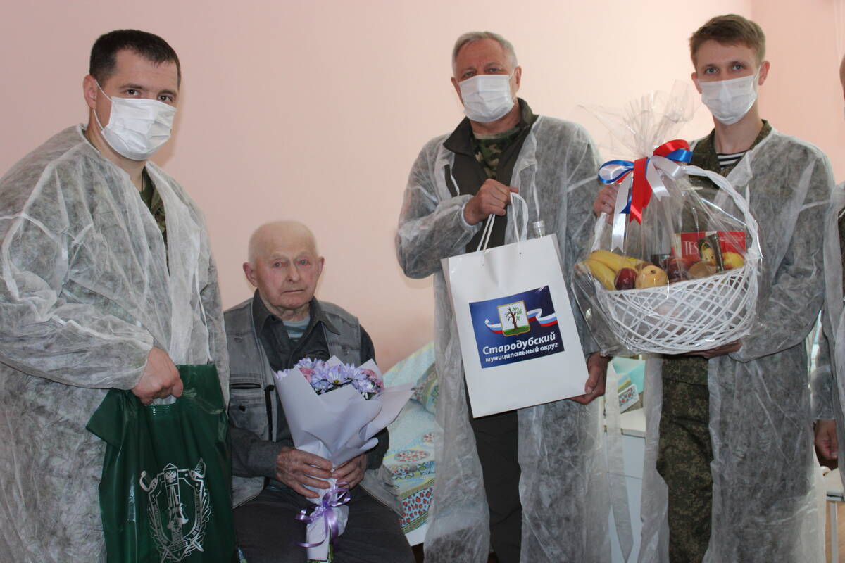 Последний фронтовик Стародубского округа Василий Копылов принимает поздравления с 99-летием