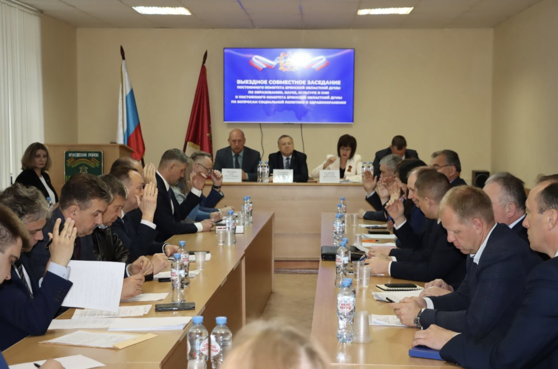 На заседании комитетов Брянской облдумы в Жуковке обсудили социальные вопросы и развитие региона