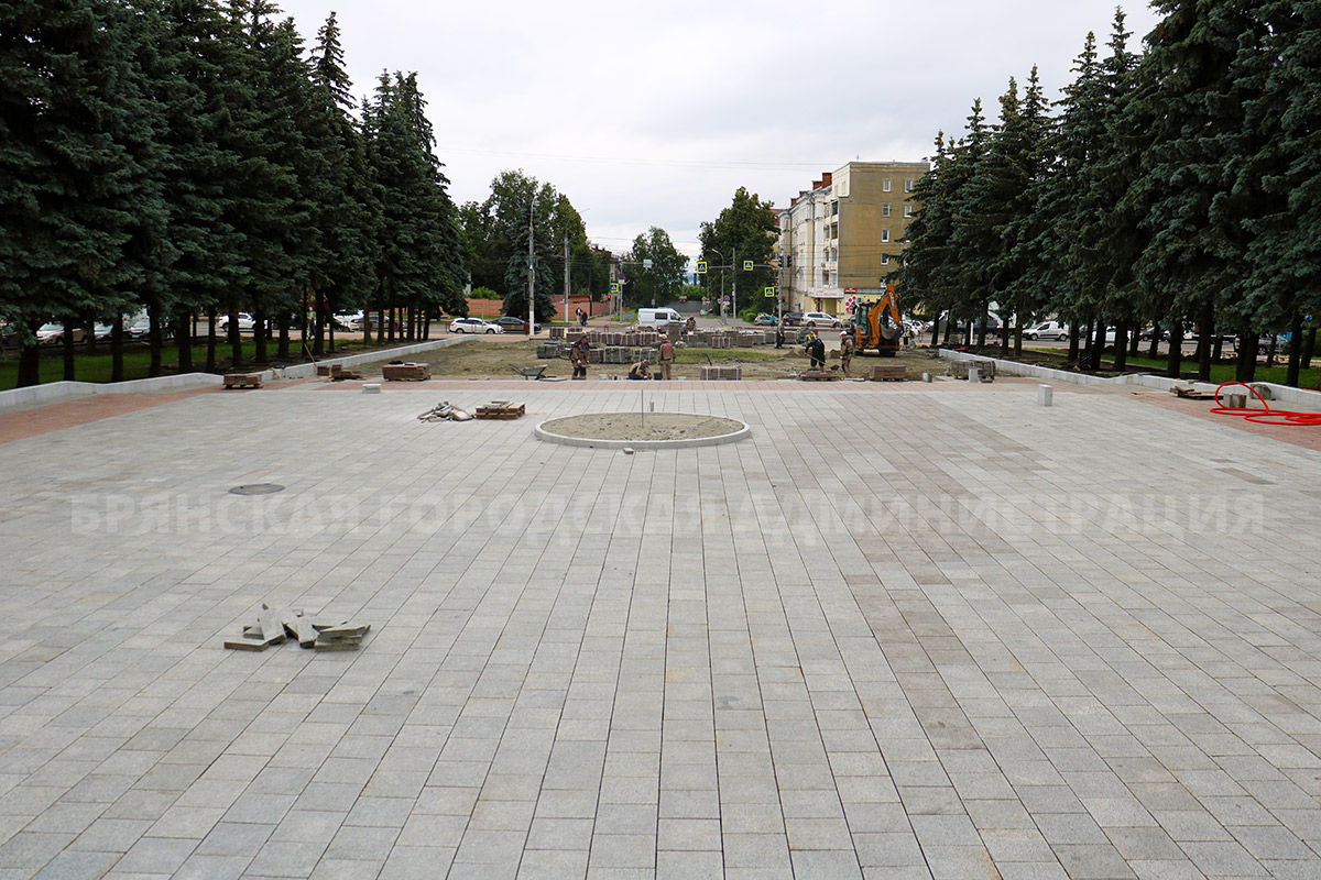 В Брянске на площади Октябрьской уложили 1000 кв. метров плитки