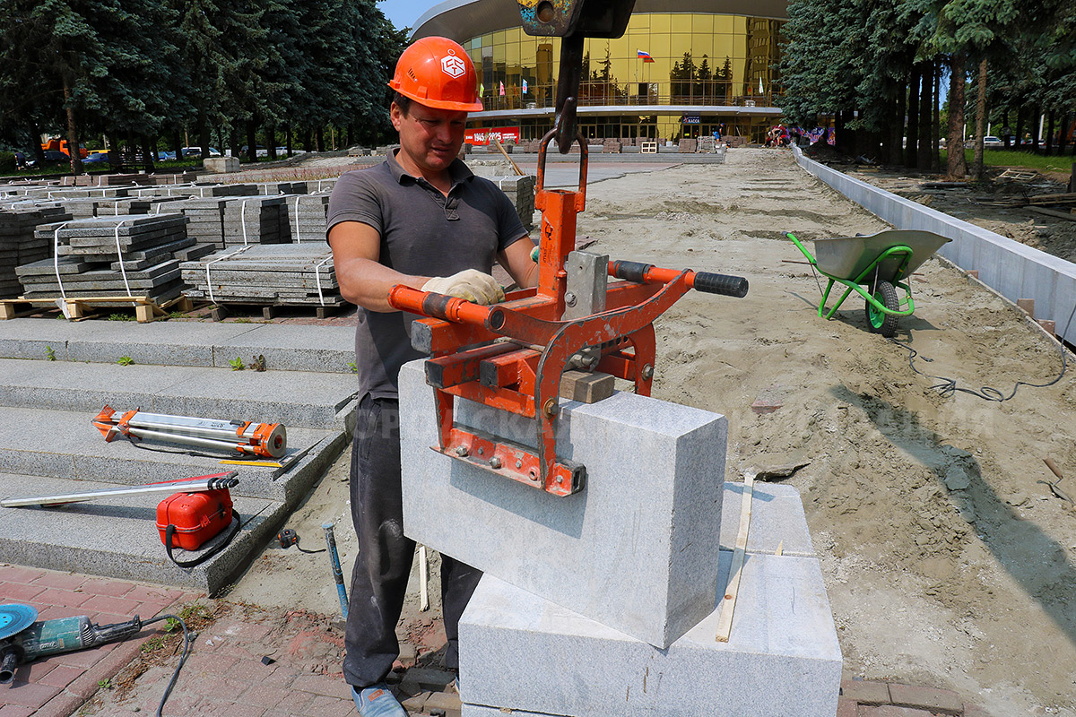 На площади Октябрьской революции в Брянске продолжаются работы по благоустройству