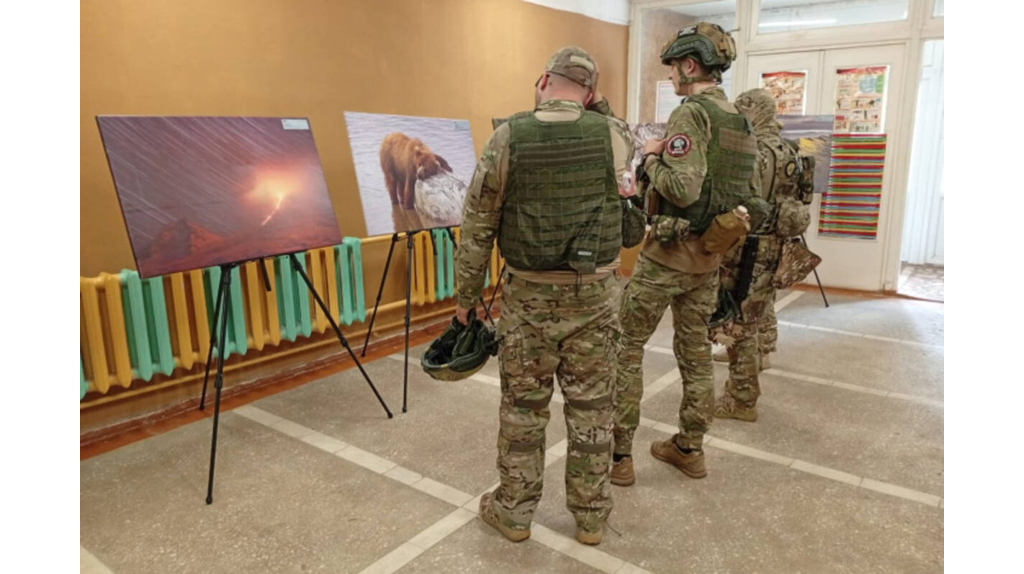 Бойцы подразделения «БАРС-Брянск» познакомились с выставкой «Самая красивая страна»