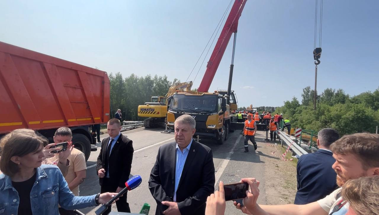 Александр Богомаз рассказал о ходе работ на месте разрушенного моста в Выгоничском районе