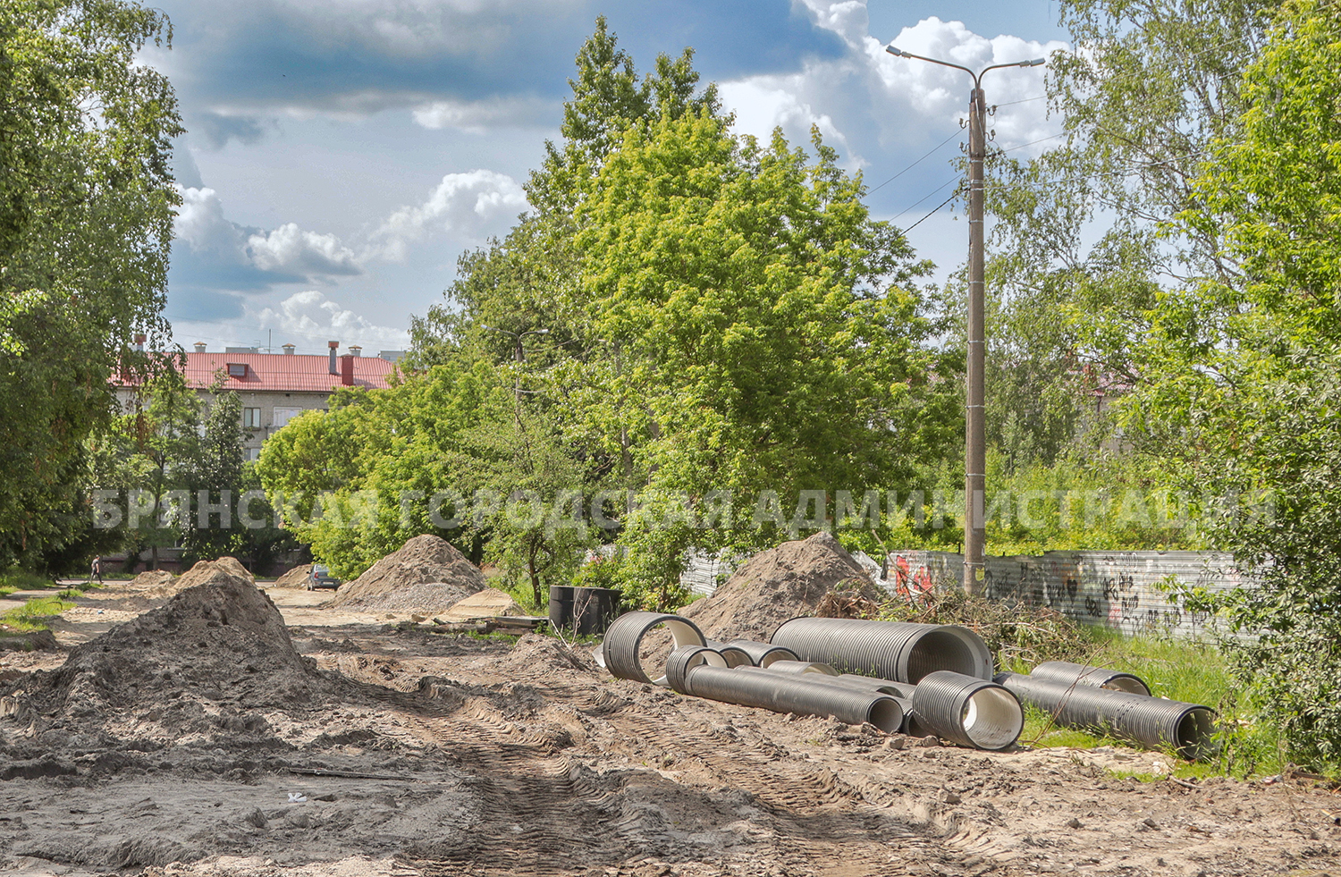 На улице Комсомольской в Брянске продолжается дорожный капремонт