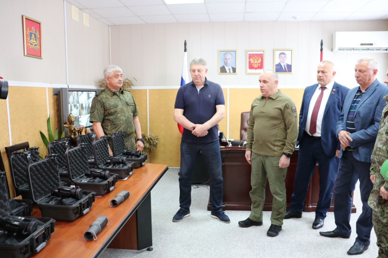 Александр Богомаз вручил пограничному управлению ФСБ России по Брянской области 16 тепловизионных прицелов