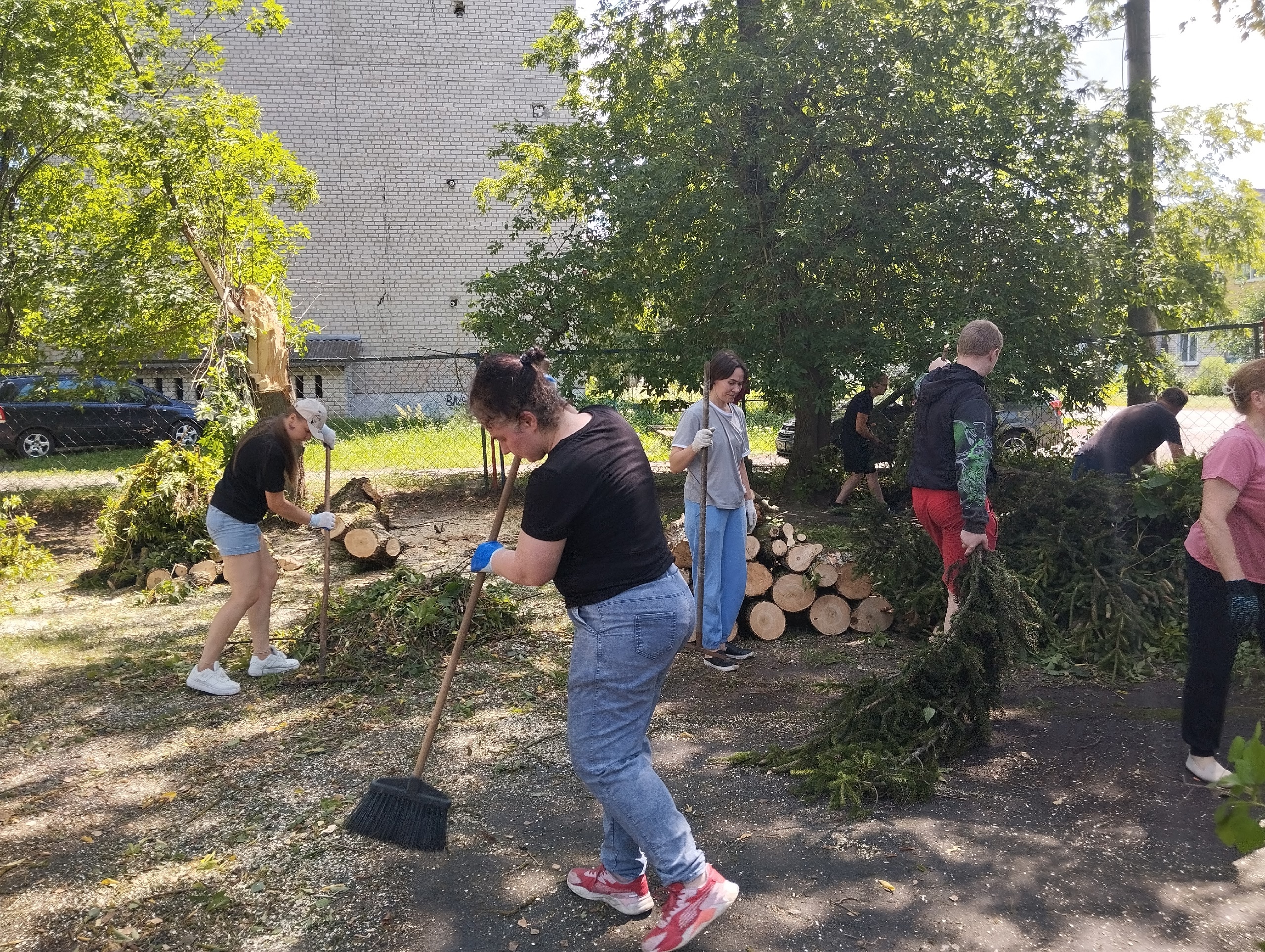 Родители помогли ликвидировать последствия непогоды