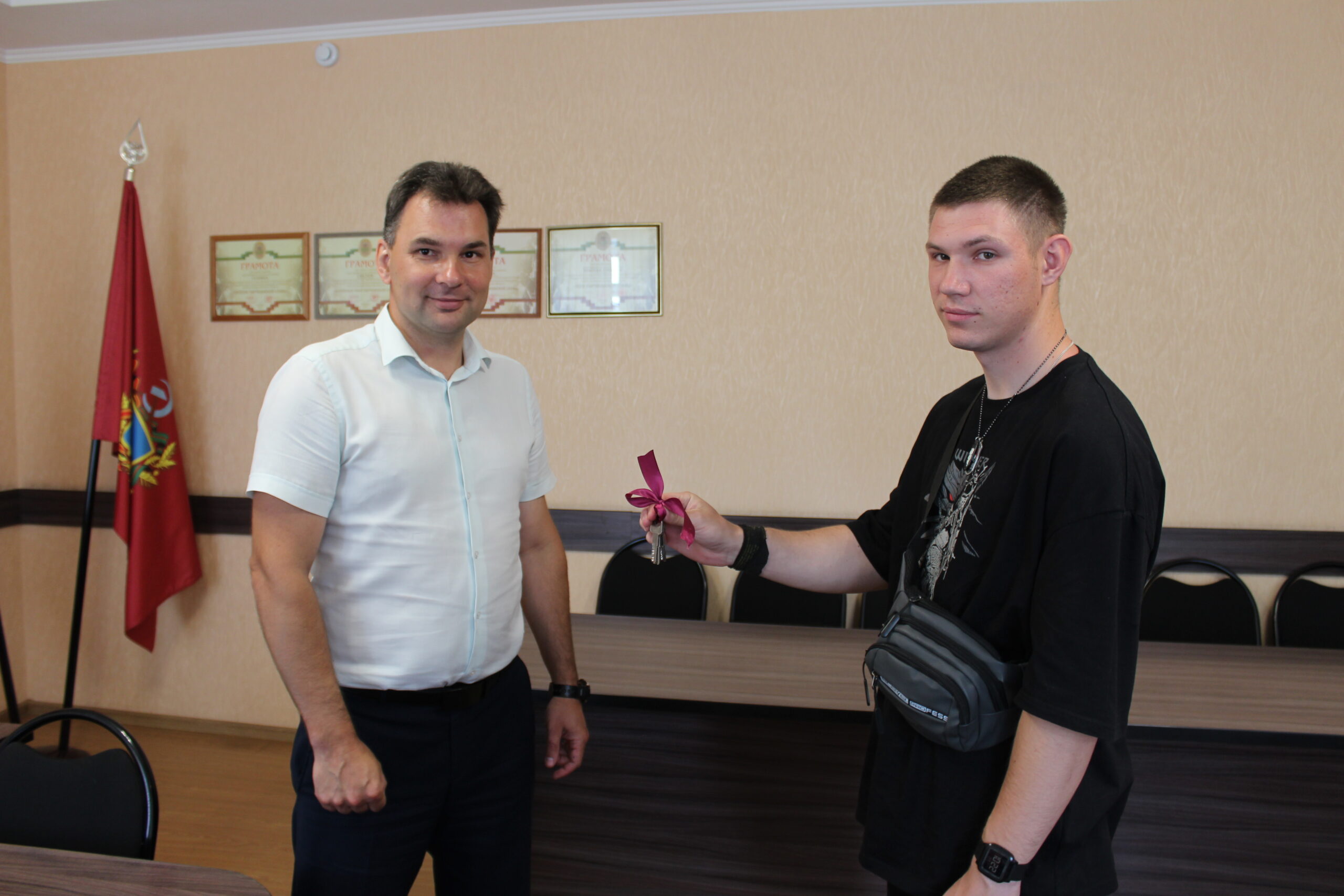 В Суземском районе ребенку-сироте вручили ключи от квартиры
