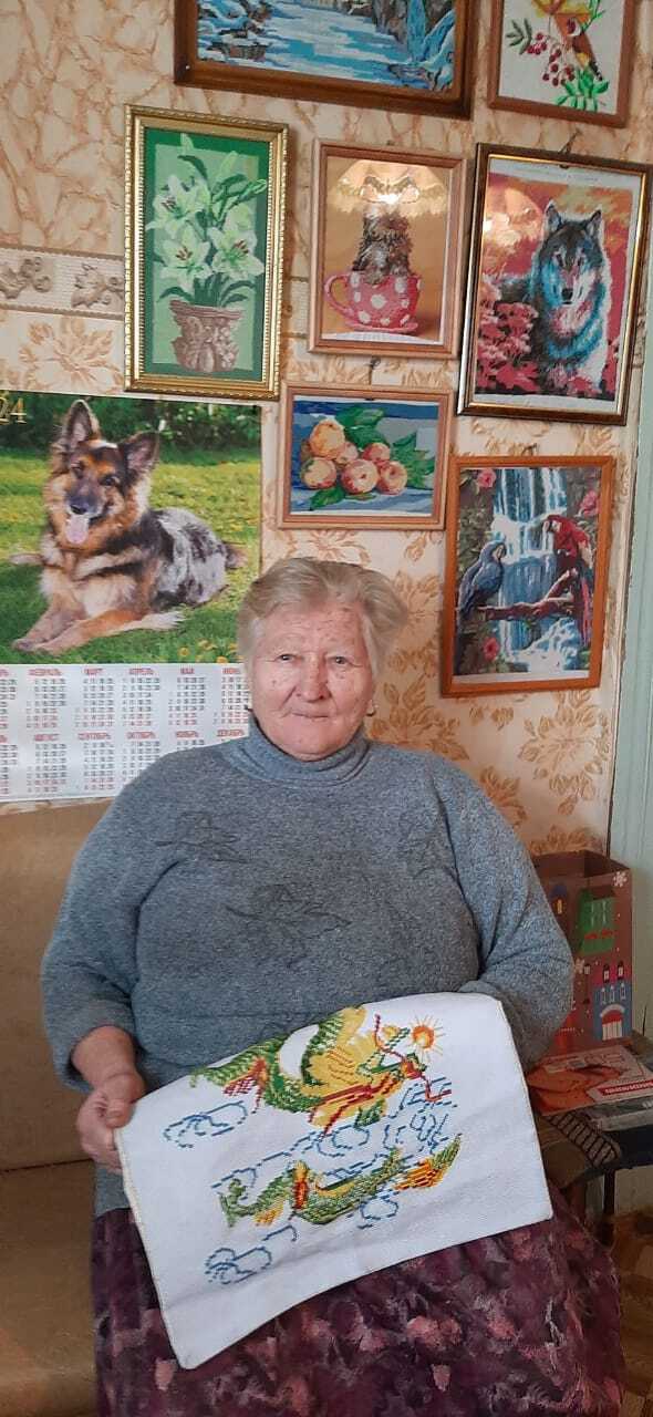 Суземская мастерица создает уникальные вышитые картины