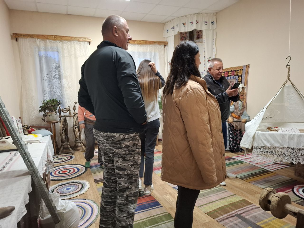 Гости из Москвы посетили комнату крестьянского быта в Невдольском ДК